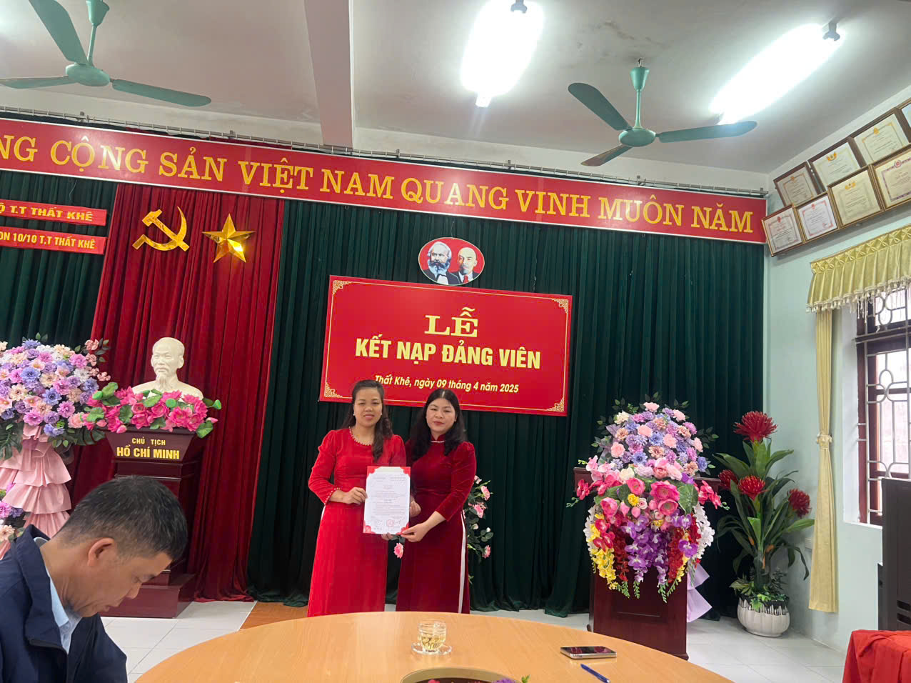 LỄ KẾT NẠP ĐẢNG VIÊN CỦA CHI BỘ NHÀ TRƯỜNG