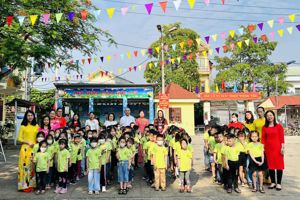 Hoạt động trải nghiệm "Tham quan trường Tiểu học" của các con mẫu giáo 5-6 tuổi, Trường mầm non 10-10 thị trấn Thất Khê.