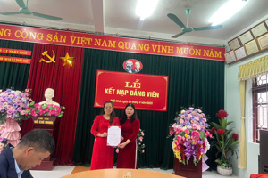 LỄ KẾT NẠP ĐẢNG VIÊN CỦA CHI BỘ NHÀ TRƯỜNG